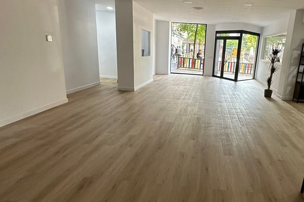 Suelo de madera en local comercial