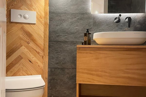 Bano moderno con madera espiga