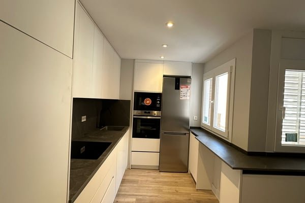 Cocina alargada con encimeras