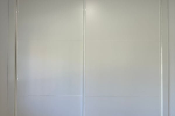 Armario blanco con puertas correderas