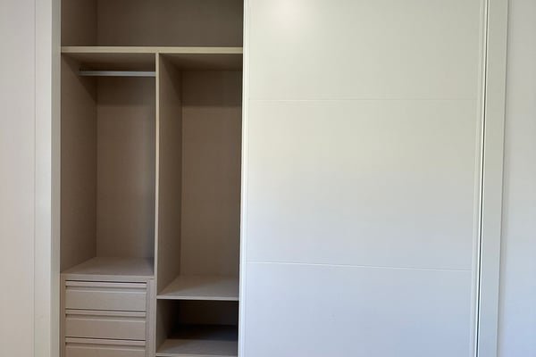 Armario con puerta corredera abierta