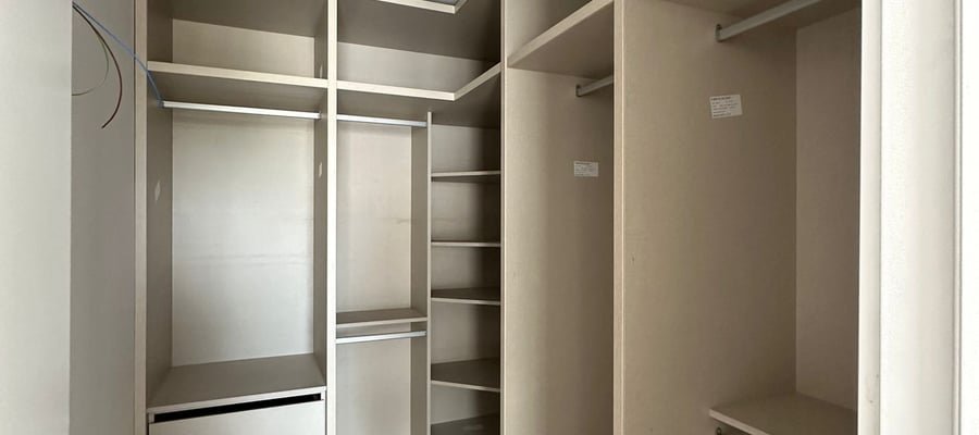 Vestidor moderno con estantes abiertos