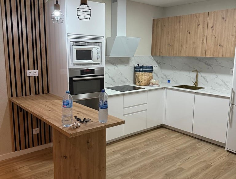 Cocina moderna con muebles de madera