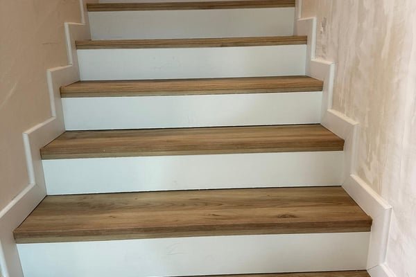Escalera con contrahuellas blancas